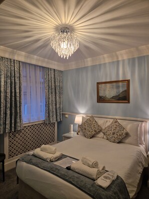 Individually decorated, individually furnished, desk, laptop workspace - St. Margaret's Hotel (Oxford)