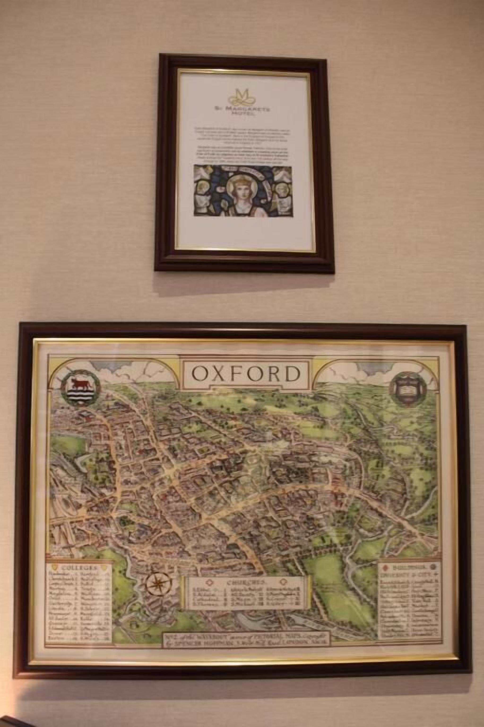 Un mapa de Oxford emmarcat, amb un certificat emmarcat a dalt.
