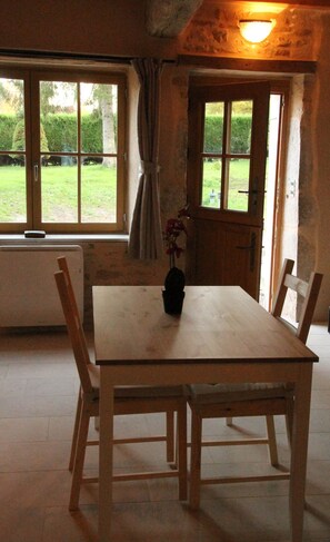 Dagelijks continentaal ontbijt (EUR 8 per persoon)