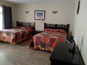 Camera Classic con letto matrimoniale o 2 letti singoli, 2 letti matrimoniali, non fumatori | Una cassaforte in camera, una scrivania, ferro/asse da stiro