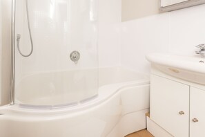 Appartement, 1 kingsize bed met slaapbank | Badkamer | Een bad/douchecombinatie, een diep bad, designer toiletartikelen