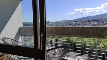 Design kamer, 1 tweepersoonsbed, uitzicht op heuvels | Luxe beddengoed, individueel gedecoreerd, individueel gemeubileerd