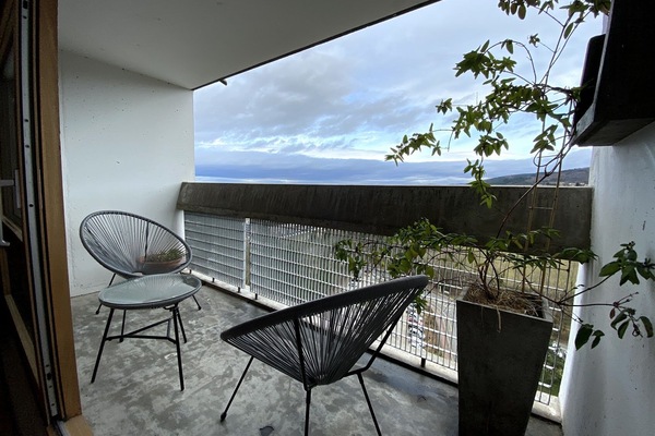 Design-Zimmer, 1 Doppelbett, Hügelblick | Essbereich im Zimmer