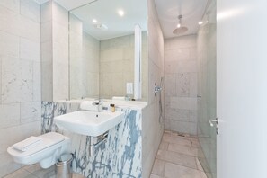 Apartment, 1 Bedroom | Bathroom | Towels - Double Penthouse en suite - hiphipstay (Dublin)