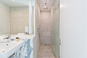 Apartment, 1 Bedroom | Bathroom - Double Penthouse en suite - hiphipstay (Dublin)