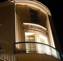 Fachada de la propiedad por la tarde o noche