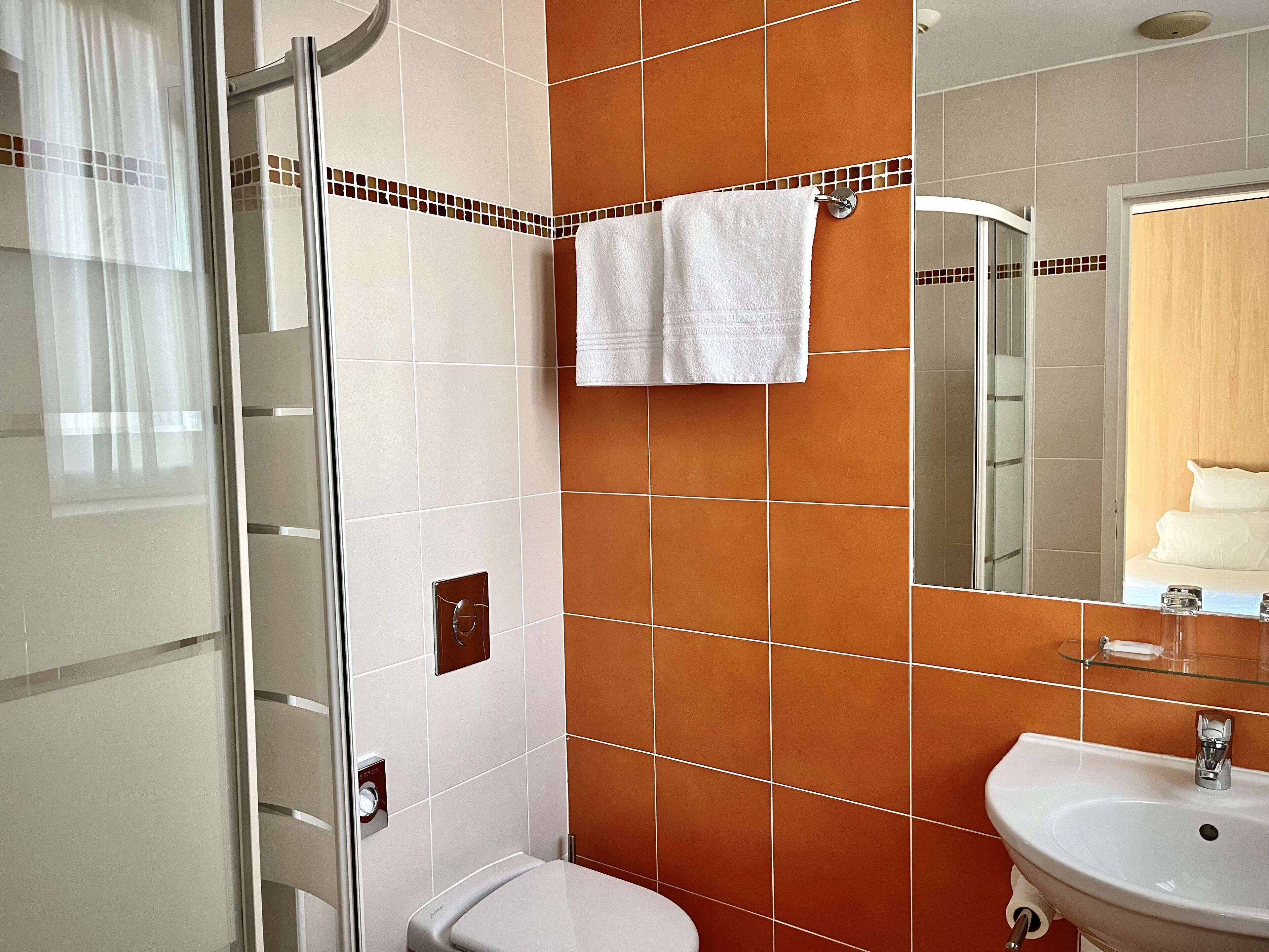 twin room | bathroom | separate bathtub and shower, towels, soap, shampoo