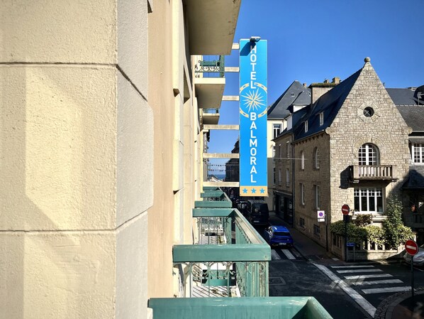 A hotel sign with a star symbol and the name "Balmoral Hotel". - Hôtel Dinard Balmoral (Dinard)