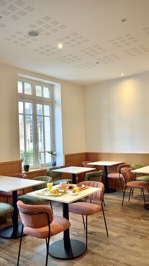 Petit déjeuner buffet (11 EUR par personne)