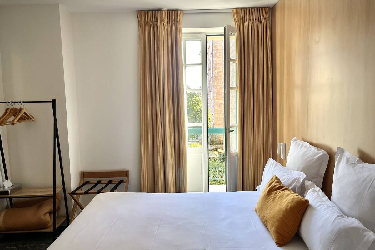 superior double room | 1 bedroom, desk, blackout curtains, soundproofing