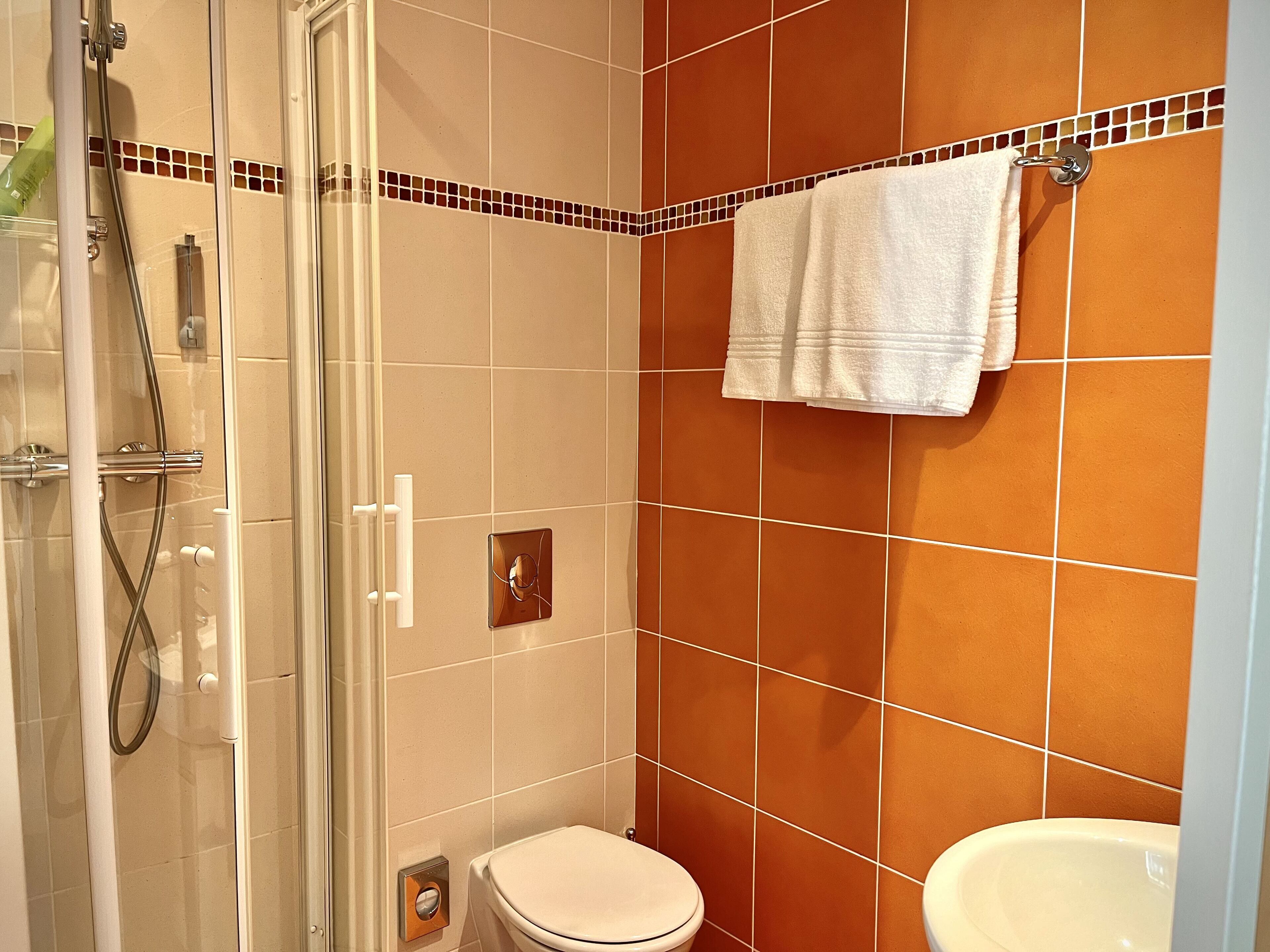 comfort double room | bathroom | separate bathtub and shower, towels, soap, shampoo