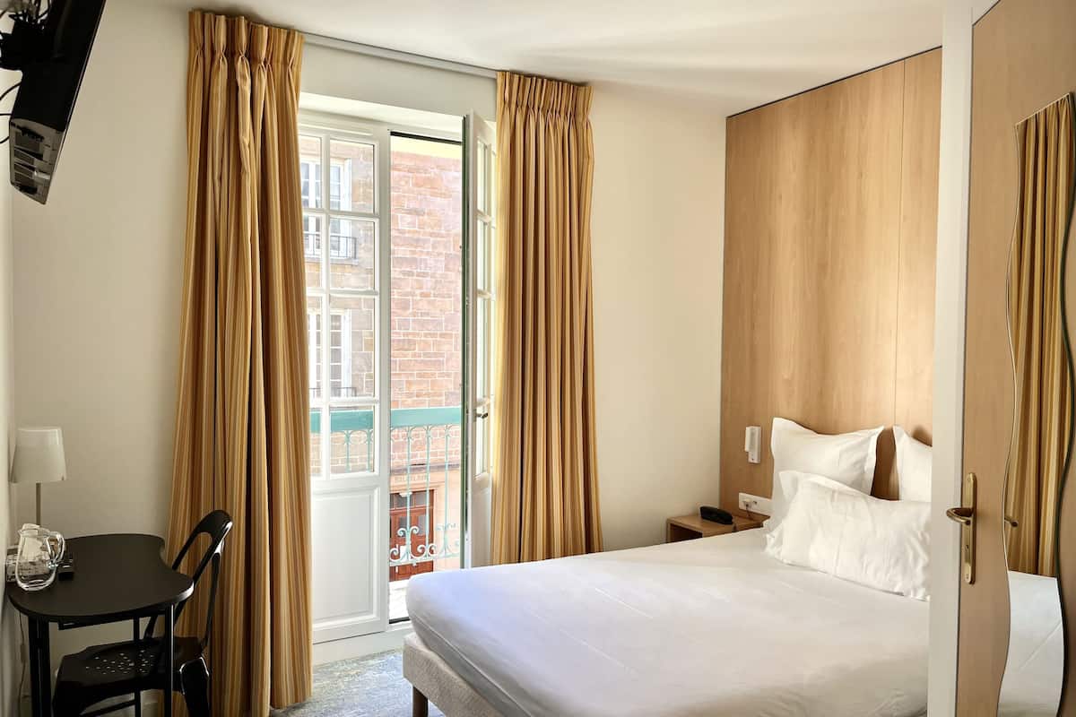 comfort double room | 1 bedroom, desk, blackout curtains, soundproofing