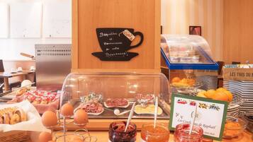 Sarapan prasmanan setiap hari (EUR 11 per orang)