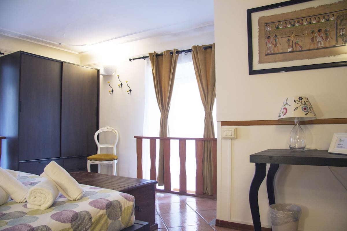 Habitación básica doble | Caja de seguridad en la habitación, escritorio y cortinas blackout