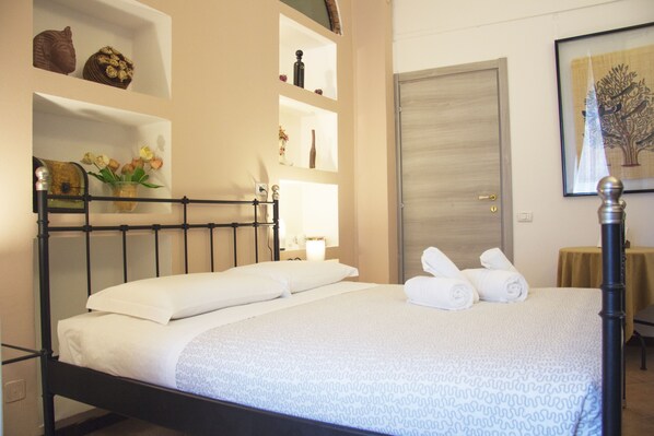Classic Double Room | In-room safe, desk, blackout curtains, free WiFi - 7 Archi Bed & Breakfast (Como)
