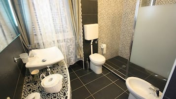 Classic Quadruple Room | Bathroom | Shower, rainfall showerhead, towels