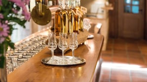 A bar area with bottles and glasses on a tray. - Landgasthof zum Erdinger Weissbrau (Rosenheim)
