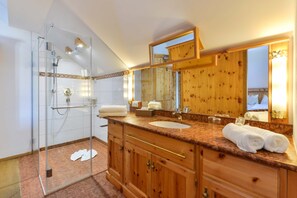A modern bathroom with a glass-enclosed shower, wooden vanity, and a large mirror. - Landgasthof zum Erdinger Weissbrau (Rosenheim)