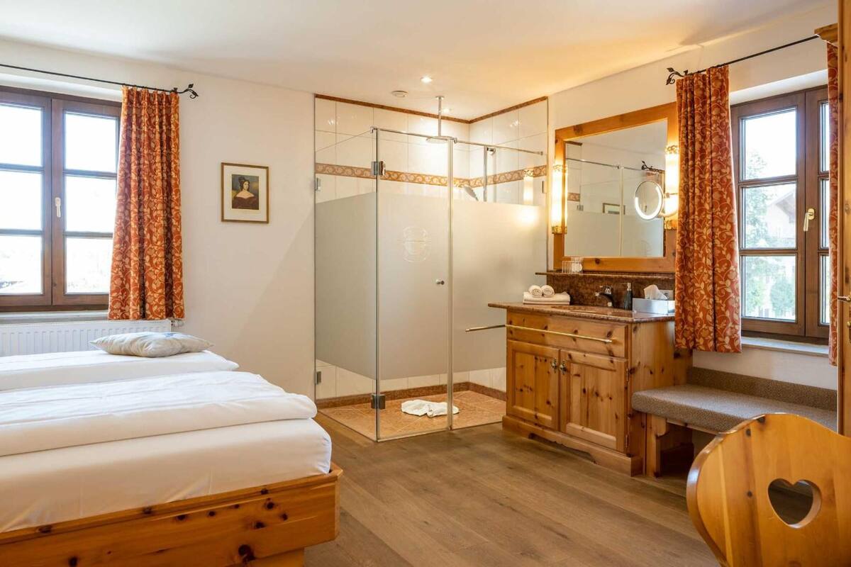 1 bedroom, desk, soundproofing, cots/infant beds