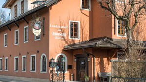 A building with a sign reading "Landgasthof zur ERDINGER Weinfrau." - Landgasthof zum Erdinger Weissbrau (Rosenheim)