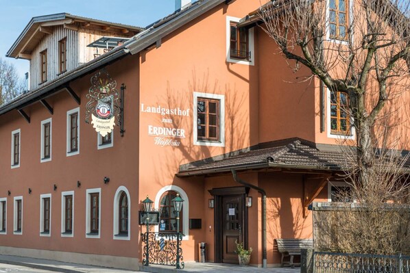 A building with a sign reading "Landgasthof zur ERDINGER Weinfrau." - Landgasthof zum Erdinger Weissbrau (Rosenheim)