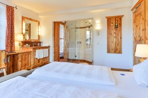 Standard Double Room | Meja, kalis bunyi, katil bayi/kot (surcaj), katil lipat simpan/tambahan