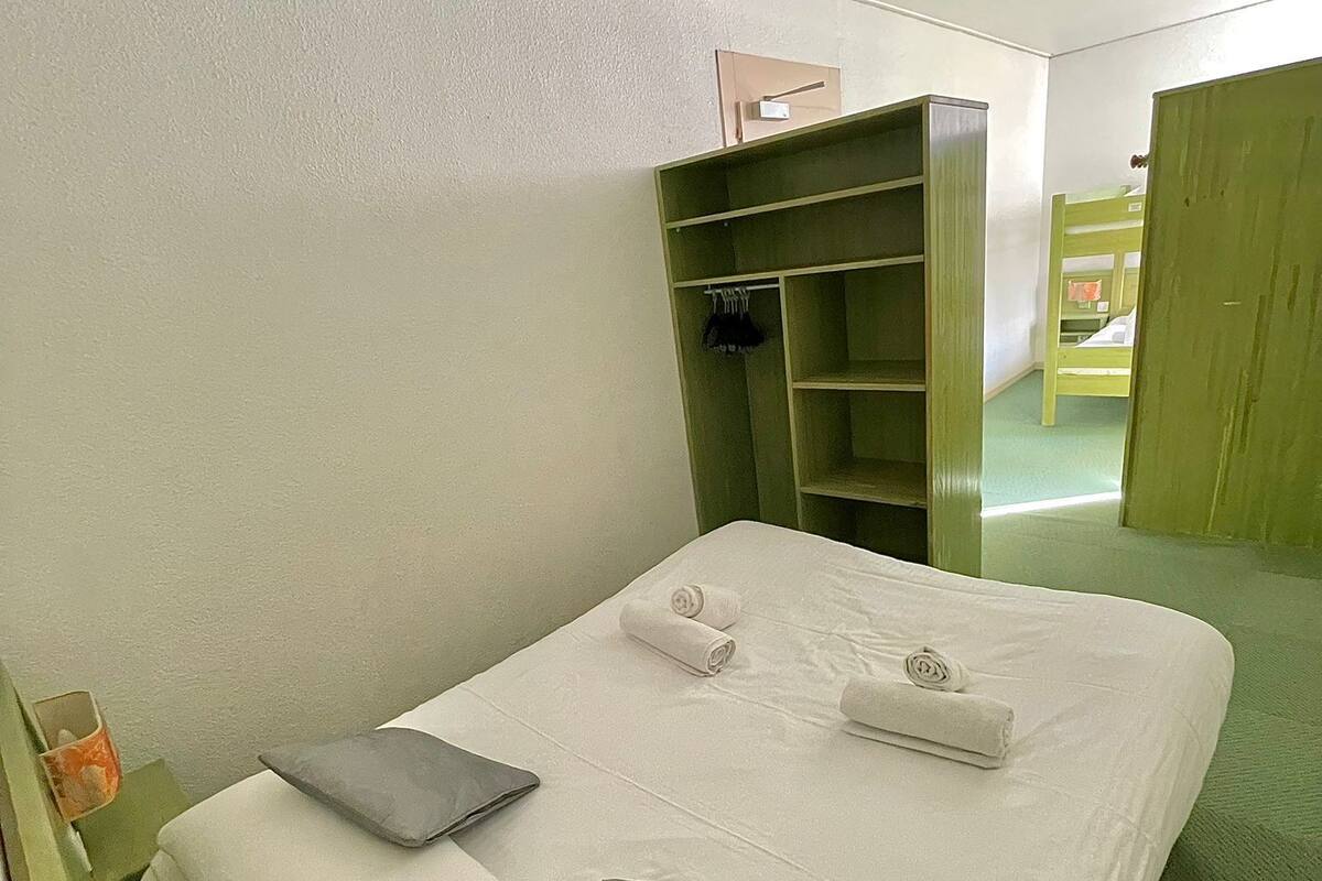 Bureau, lits bébé (gratuits), draps fournis