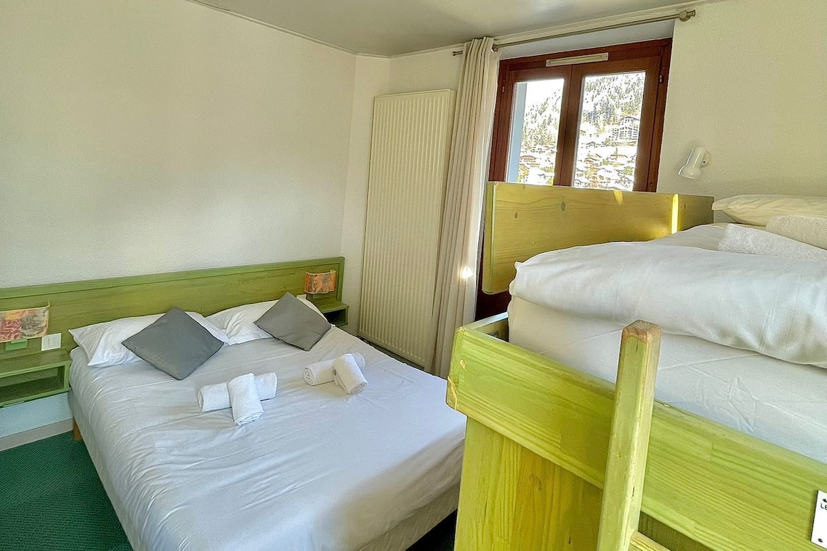 Triple Room, Non Smoking | Desk, free cribs/infant beds, bed sheets