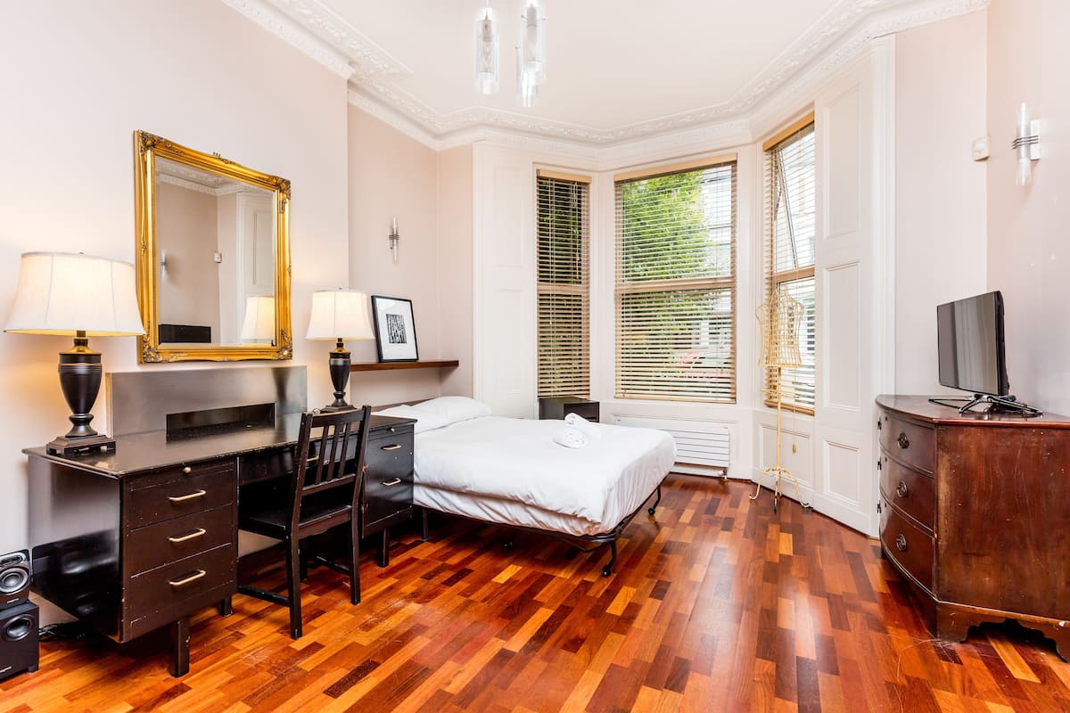 Suite, Shared Bathroom, Ground Floor | Iron/ironing board (on request), free WiFi, bed sheets