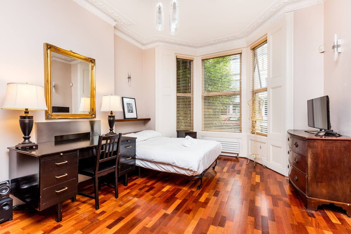 Suite, Shared Bathroom, Ground Floor | Iron/ironing board, free WiFi, bed sheets