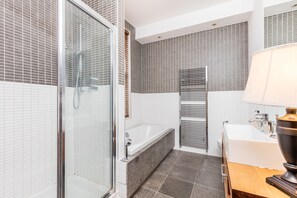 Combined shower/bathtub, free toiletries, hair dryer, towels