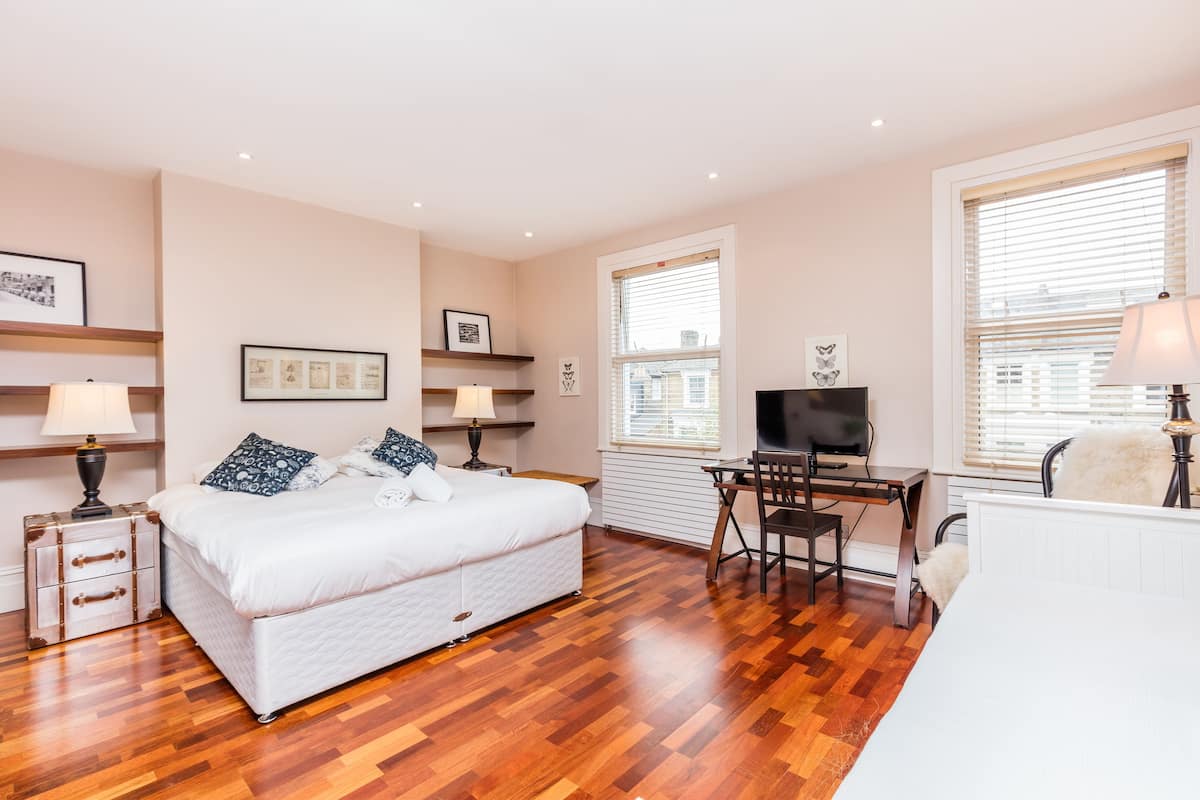 Master Bedroom, Ensuite | Iron/ironing board (on request), free WiFi, bed sheets