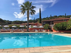 Piscina a l'aire lliure (horari: 09:00-19:30), para-sols i gandules