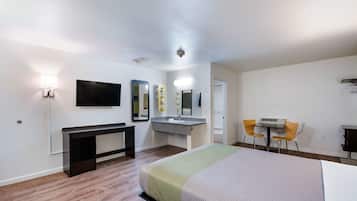 Skrivebord, wi-fi (inkludert) og sengetøy