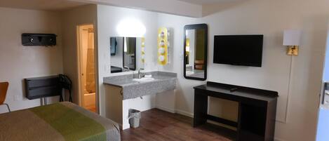 書桌、免費 Wi-Fi、床單