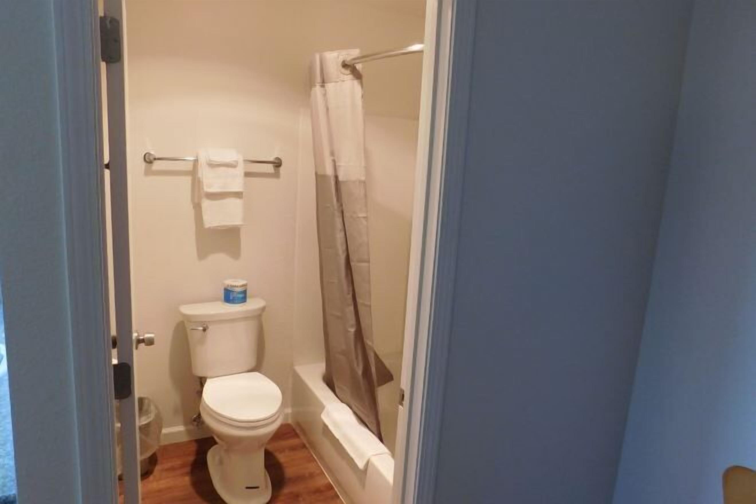 Kombinasi shower/bathtub dan handuk
