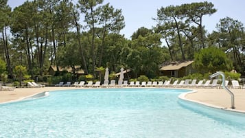 Piscine extérieure, chaises longues