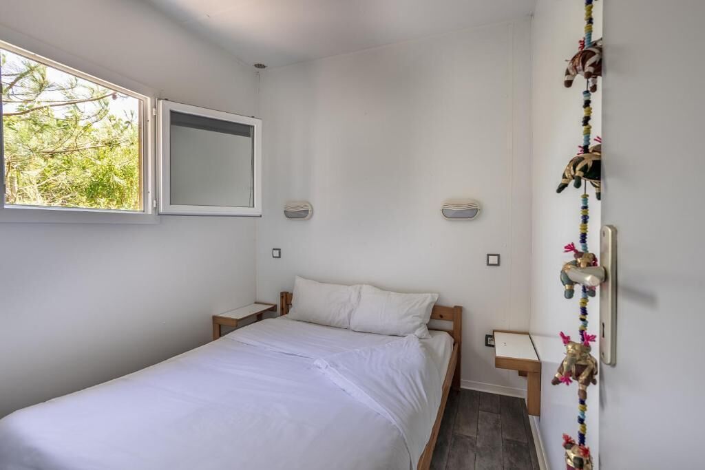 2 Schlafzimmer, kostenlose Babybetten, Bettwäsche
