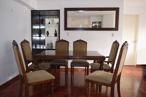 Apartment, 3 Schlafzimmer | Essbereich im Zimmer