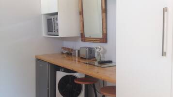 Quarto duplo conforto, várias camas, geladeira e micro-ondas, vista para o jardim | 2 quartos, roupas de cama premium