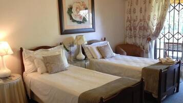 Comfort tvÄbÀddsrum - 2 enkelsÀngar - kylskÄp och mikrovÄgsugn - utsikt mot poolen | 2 sovrum, sÀngtillbehör av högsta kvalitet och memory foam-madrasser