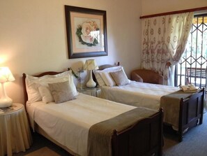 Comfort Twin Room, 2 Single Beds, Refrigerator & Microwave, Pool View - The Nook B&B (Kimberley)