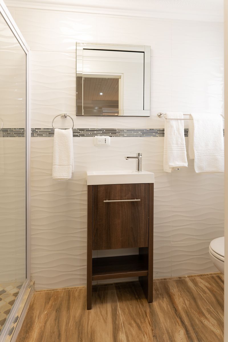 Un baño con ducha, lavamanos e inodoro.