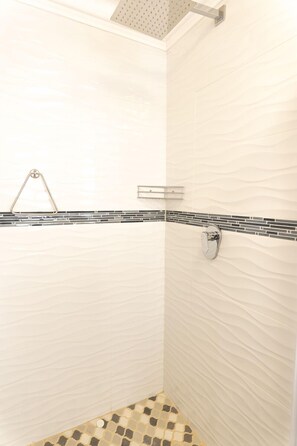 Bathroom shower - Grand House Lodge Jeffreys Bay (Jeffreys Bay)