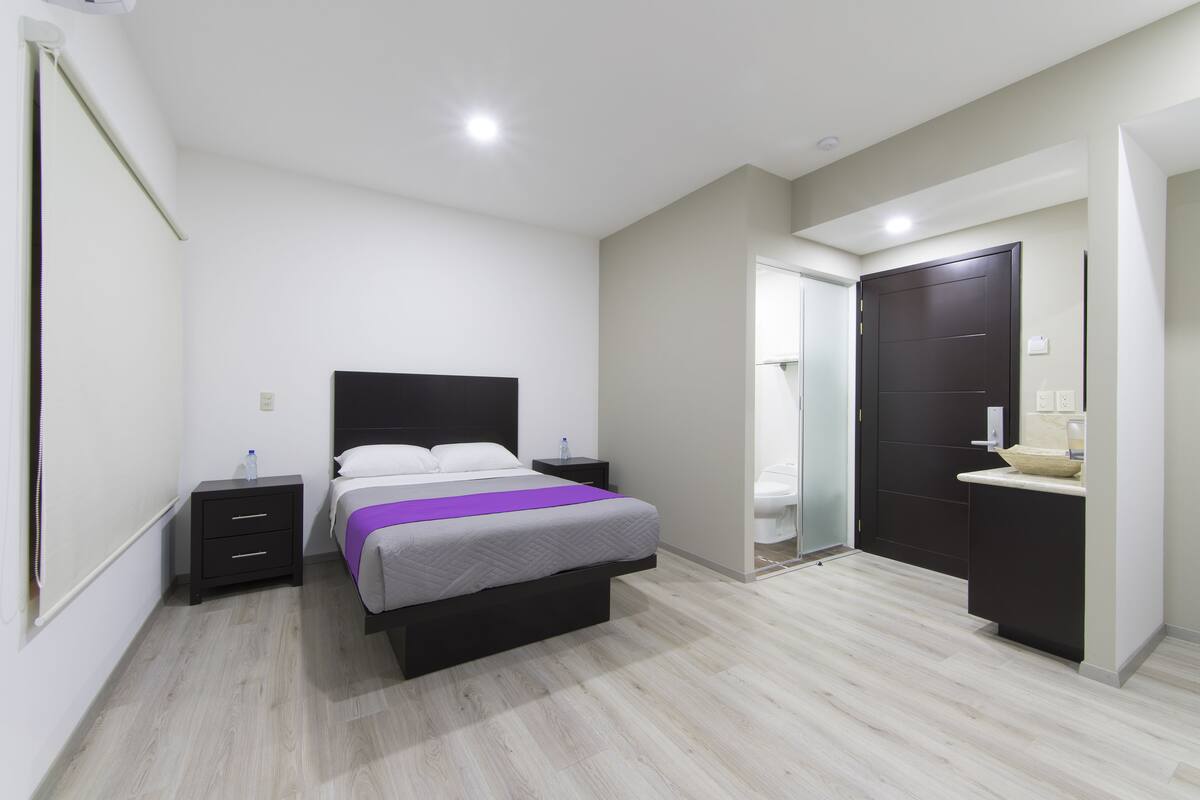 Habitación superior, 1 cama doble, no fumadores | Escritorio, cortinas opacas, tabla de planchar con plancha y wifi gratis