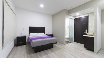 Habitación doble superior, 1 cama matrimonial, para no fumadores | Escritorio, cortinas blackout y tabla de planchar con plancha