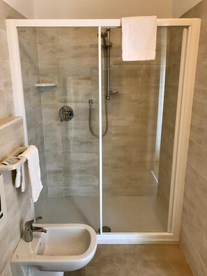 Ducha, cabezal de ducha tipo lluvia, toallas