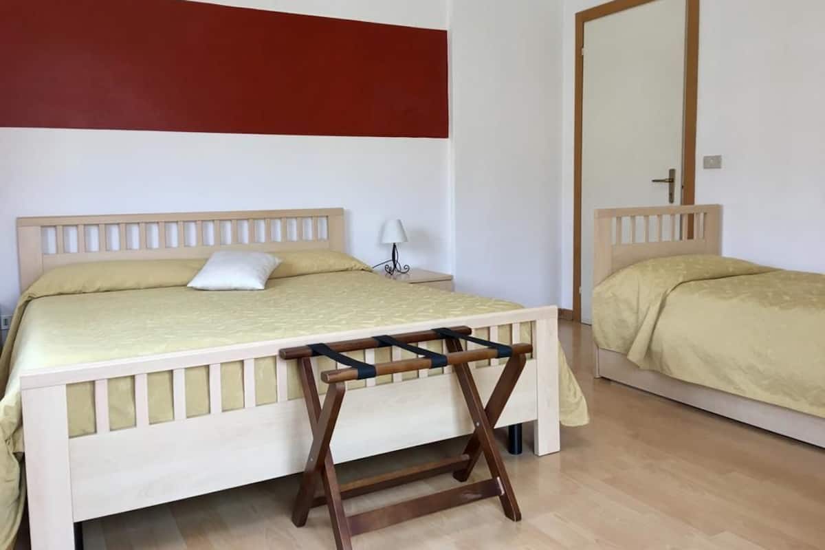 Camera tripla, balcone | Wi-Fi gratuito, lenzuola