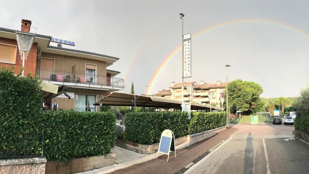 Un edificio con un cartel que dice "INTERNA" y un área exterior cubierta.
