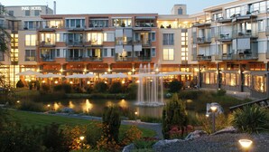 A multi-story hotel with outdoor seating, a pond, and a fountain. - Dorint Parkhotel Bad Zurzach (Bad Zurzach)